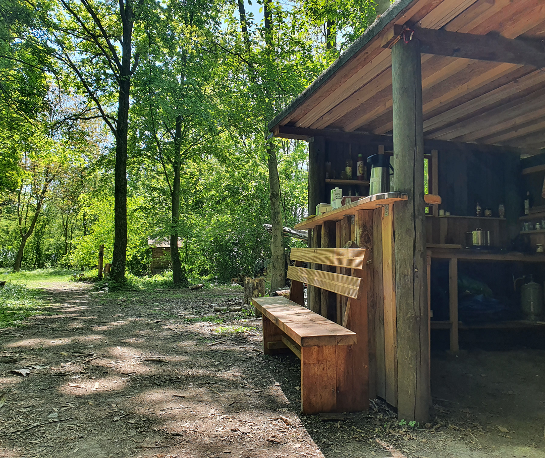 Outddoorküche im Wald, mit Sitzbank